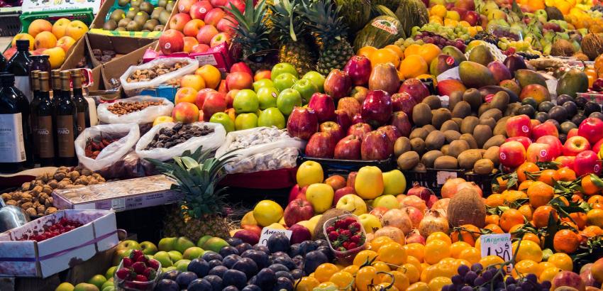 Mercato con frutta e verdura